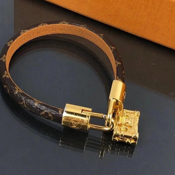 Louis Vuitton luxury bracelet with adorable luggage charm!! - Picture 10 of 11